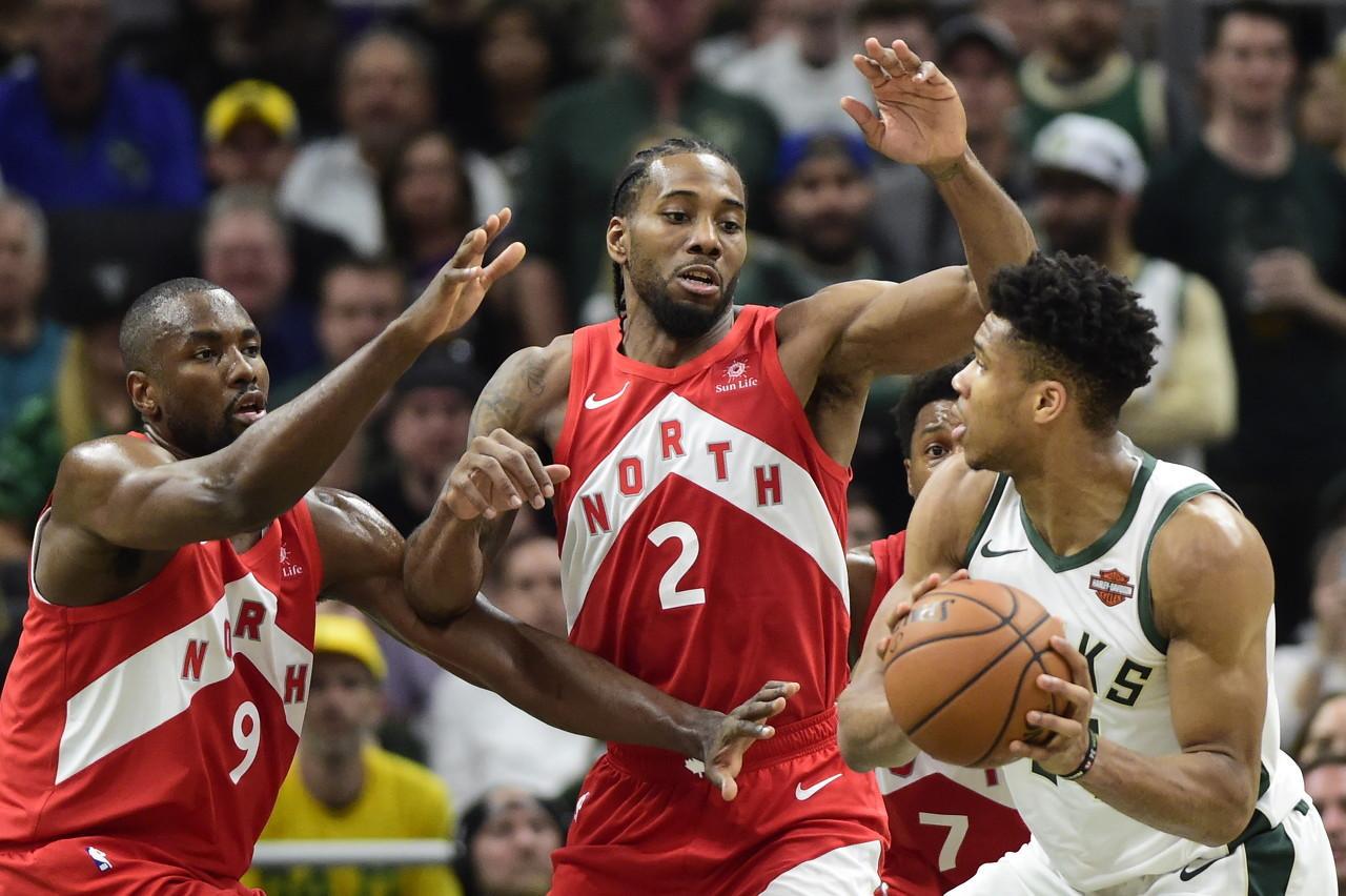 雄鹿翻盘猛龙,西蒙斯完成帽子戏法 雄鹿翻盘猛龙,西蒙斯完成帽子戏法