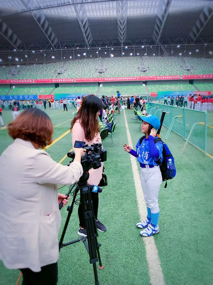 包含棒球赛后采访曝光，内幕引发热议的词条