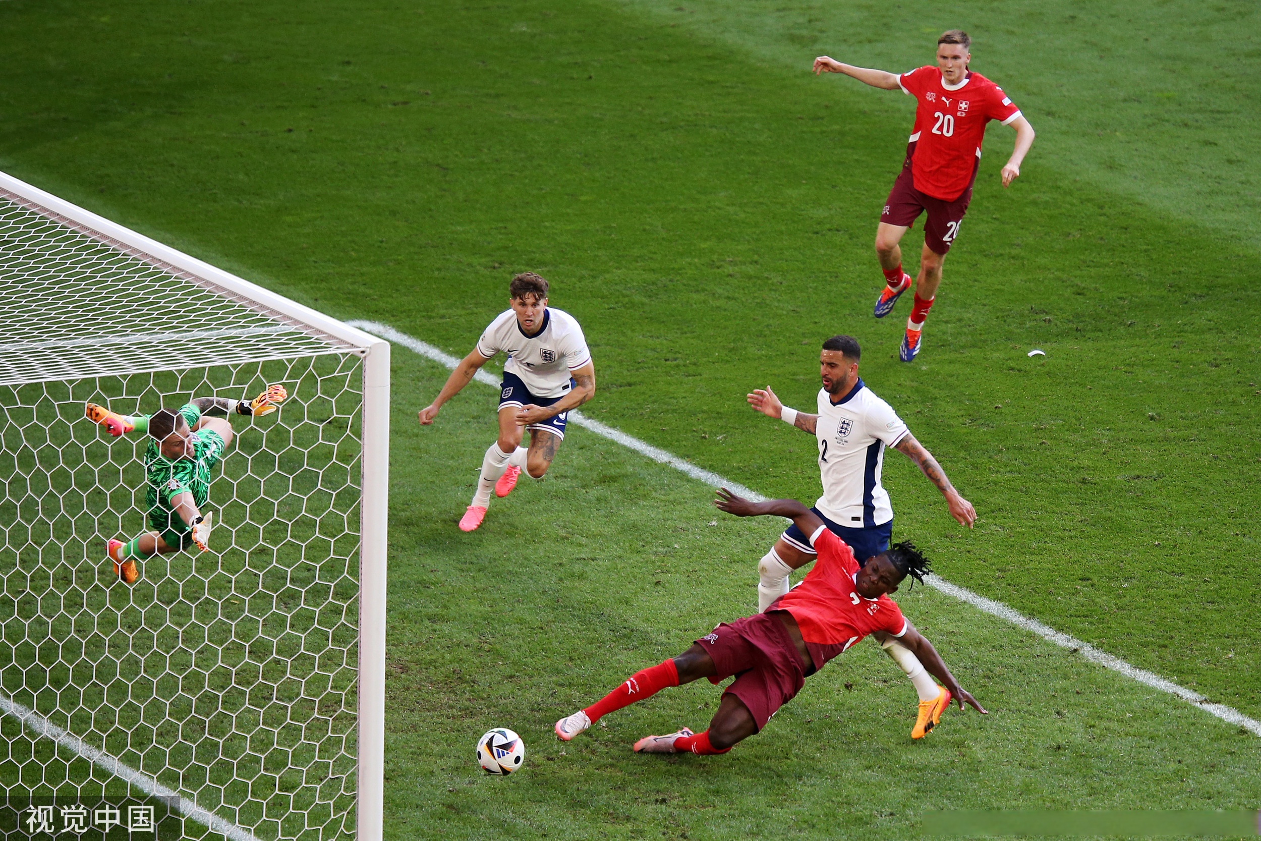 欧预赛赛场上掀起一波波激烈的比拼，场面火爆