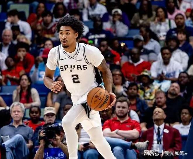 爵士战胜马刺，米切尔砍下28分